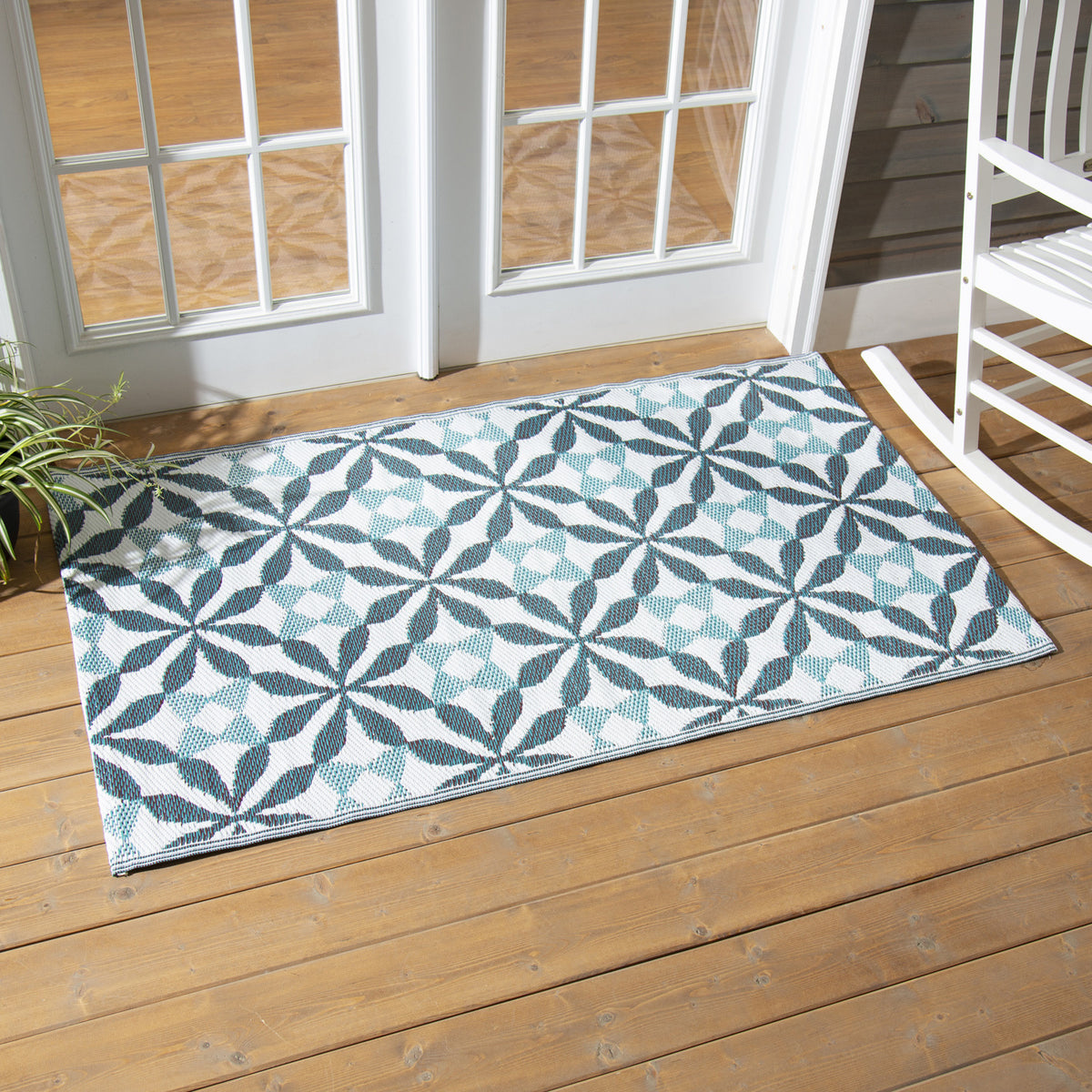Reversible Weather-Resistant Rug-Blue Quilted Lattice — alternate view 2